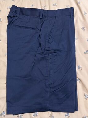 Men's Navy Work Shorts Size 34 
6 Pockets  New w/ Tags